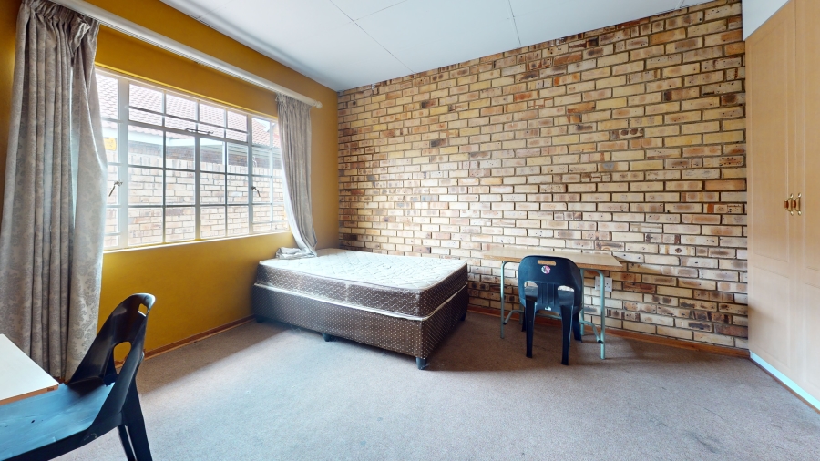 6 Bedroom Property for Sale in Kannoniers Park North West